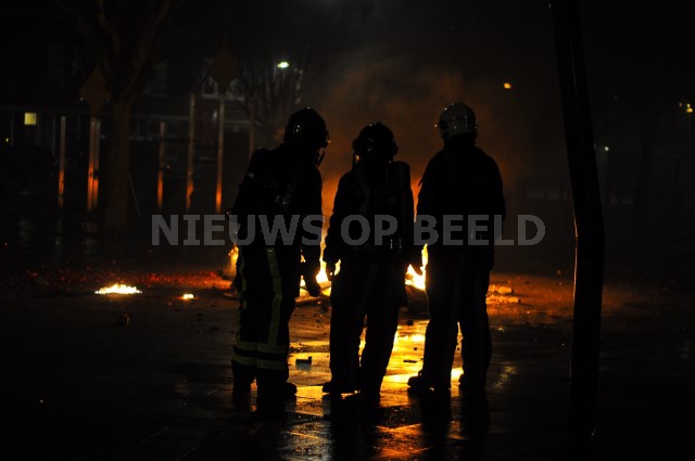 Brandweer overweegt om een buitenbrand te blussen Stichtseplein Rotterdam. Foto Robin Veerman