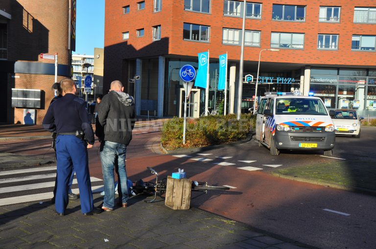 Fietster rijdt tegen portier van auto aan Raadhuislaan Spijkenisse
