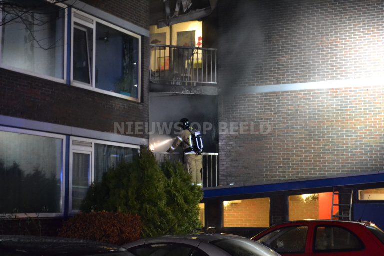 Brandweer ontruimd 34 bewoners na grote brand Zocherstraat Rotterdam (video)
