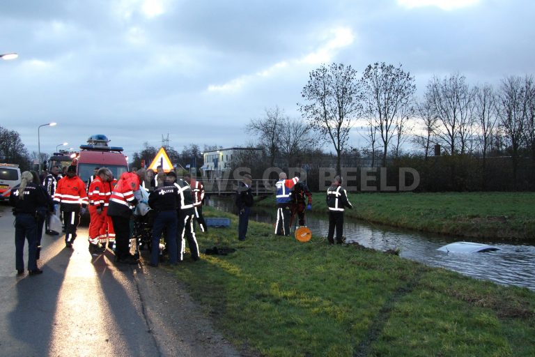 Brandweerduikers redden vrouw met te water geraakte auto Verbindingsweg Krimpen aan den IJssel (video)