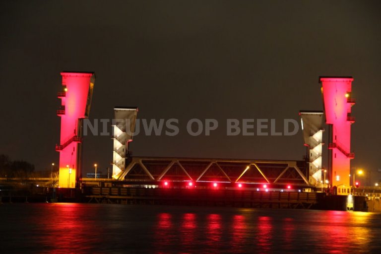 Storm en hoogwater laten Hollandse IJsselkering sluiten (video)