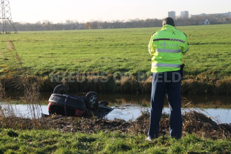 Omstanders redden personen uit te water geraakte auto Zijdeweg N475 Ouderkerk aan den IJssel