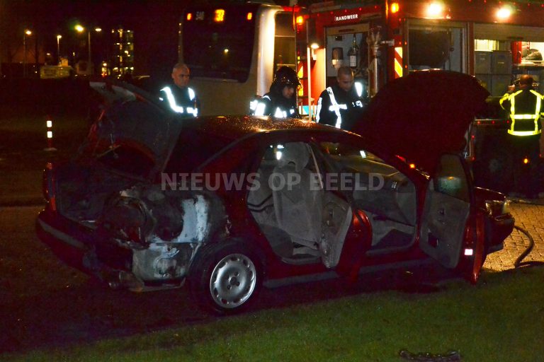 Korte maar felle brand in rijdende auto ontdekt door politie Berlagestraat Rotterdam