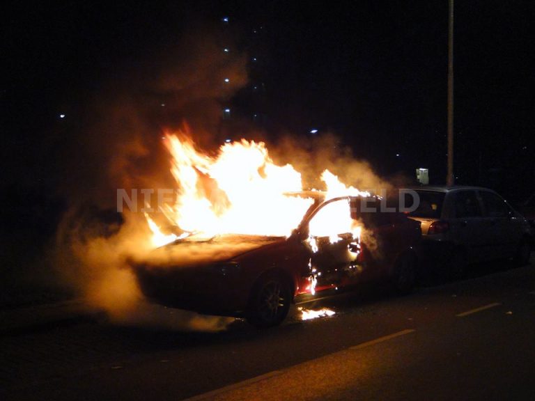 Auto gaat in vlammen op na vermoedelijke brandstichting Savornin Lohmanweg Dordrecht