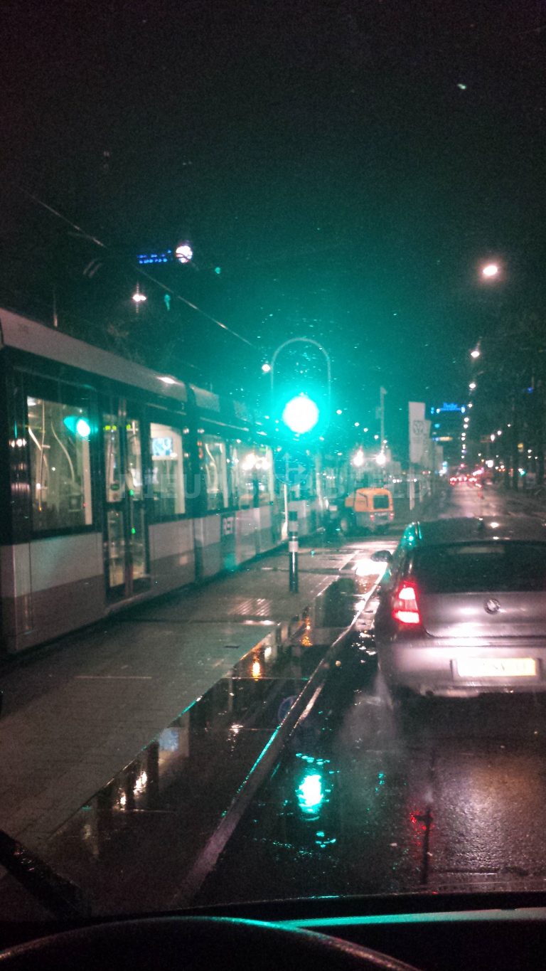 Shovel ramt tram op de Coolsingel Rotterdam