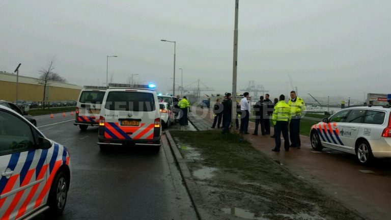 Vluchtende carjacker klemgereden door politie Waalhaven Zuidzijde Rotterdam