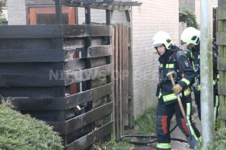 Brandweer rukt uit voor brandende schutting Ingelandslag Gouda