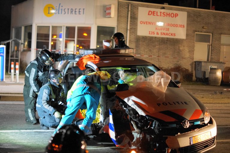 Foto update : Politiewagen met spoed rijdt tegen lichtmast N209 Bleiswijk