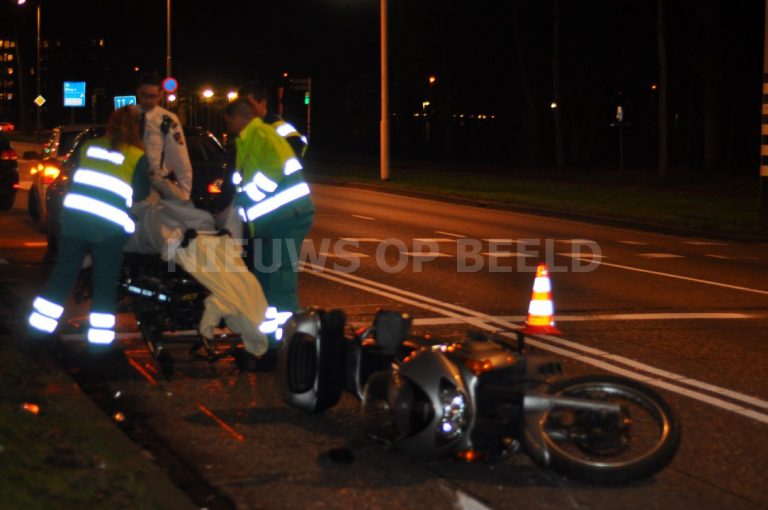 Motorrijder lichtgewond na aanrijding met auto Groene Kruisweg Rotterdam