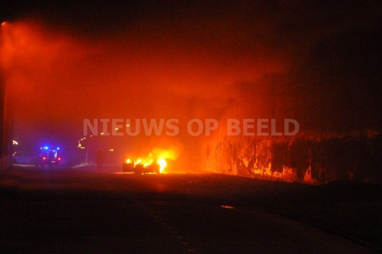 Auto in lichterlaaie door brandstichting Maeterlinckweg Rotterdam
