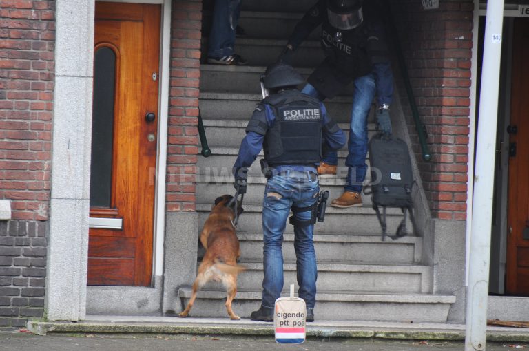 Arrestatieteam stapt woning binnen na schietincident Mijnsherenlaan Rotterdam