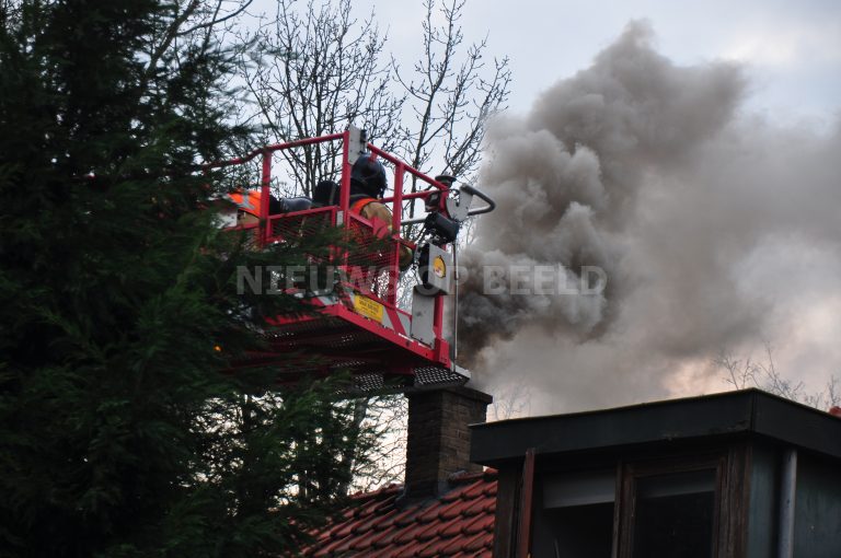 Bewoonster loopt brandwonden op bij uitslaande schoorsteenbrand Dorpweg Simonshaven
