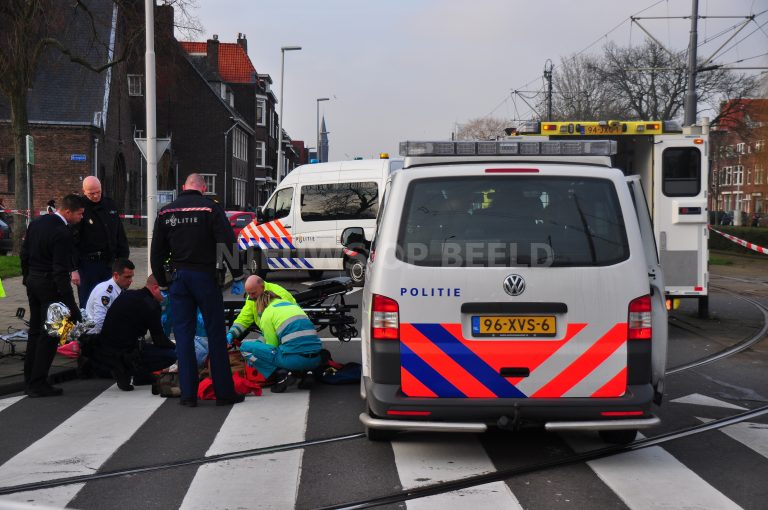 Fietser gewond na aanrijding met vrachtwagen Breeplein Rotterdam