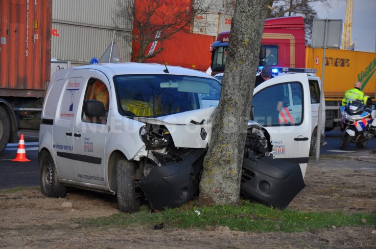 Bestelbusje knalt tegen boom na aanrijding met vrachtwagen Waalhaven Rotterdam