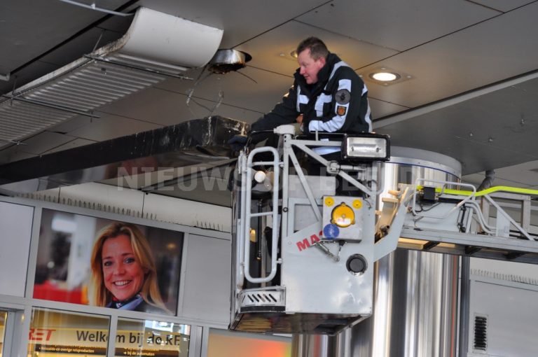 Vrachtwagen rijdt tegen beluchtingskoker onder busstation Zuidplein