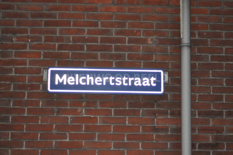 Klopjacht naar verdachte van woninginbraak Melchertstraat Rotterdam
