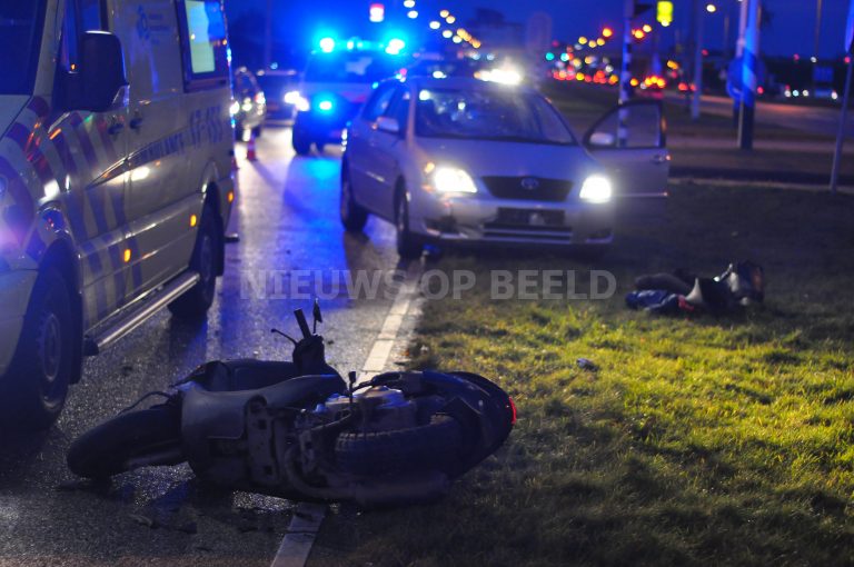 Scooterrijder meegesleurd na aanrijding Kilweg Barendrecht
