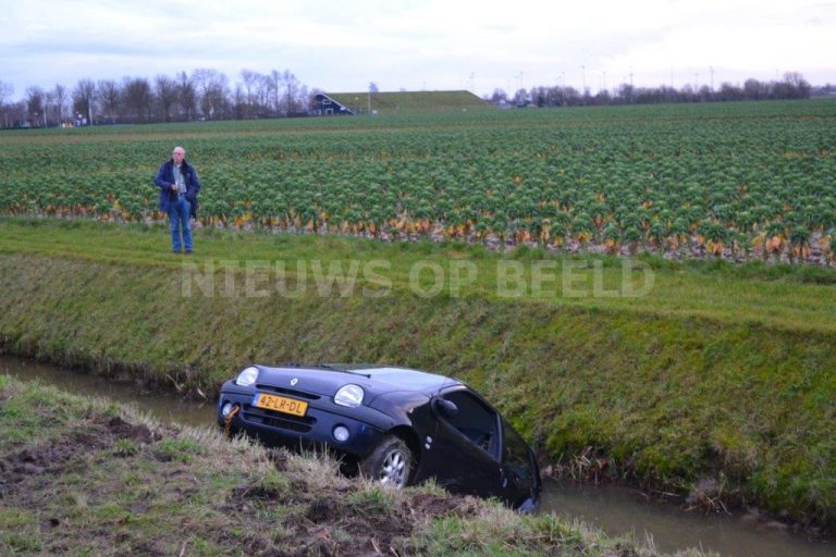 Auto raakt te water na aanrijding N217 Mijnsheerenland