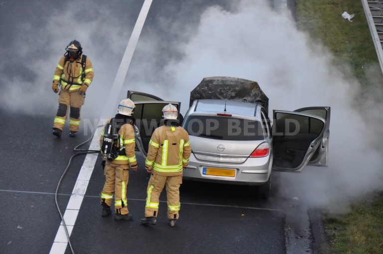 Auto in de brand op de A15 Barendrecht