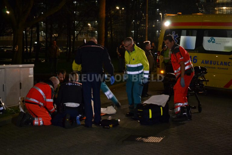 Automobilist laat slachtoffer zwaargewond achter na ongeval Kelloggplaats Rotterdam (video)