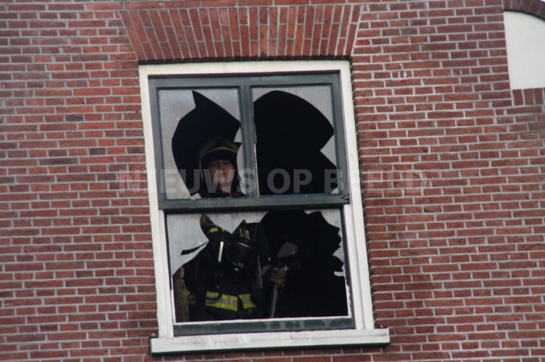Brandweer blust grote brand in oud grachtenpand Turfkade Gouda