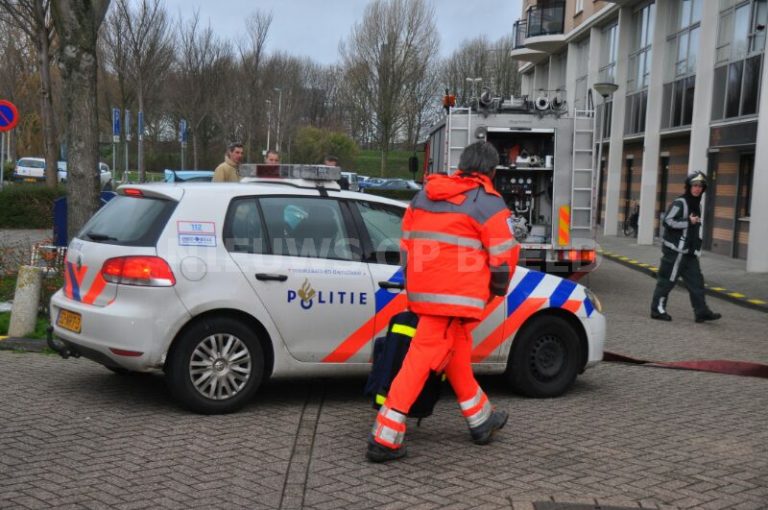 Man ademt veel rook in tijdens keukenbrand Iepenlaan Spijkenisse