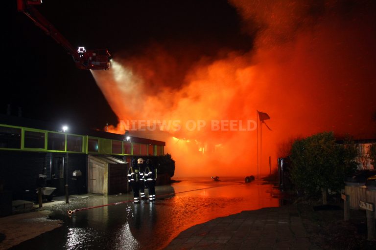 Grote uitslaande brand in surfschool Noordoever Oostvoornse Meer in Oostvoorne
