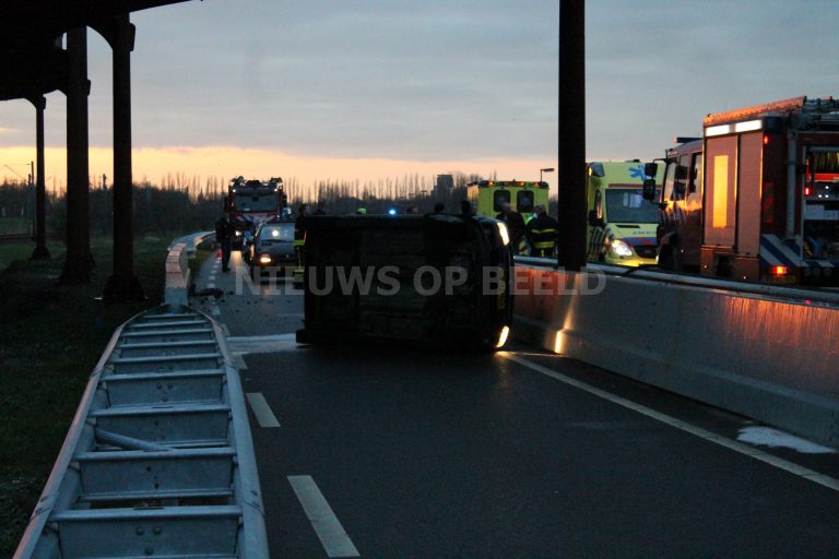 Auto komt op zijn kant terecht bij eenzijdig ongeval Zoetermeerse Rijweg Zoetermeer