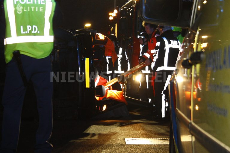 Auto op zijn kant en twee personen bekneld na aanrijding Hillevliet Rotterdam