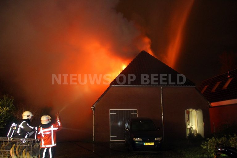 Grote brand in loods door hennepkwekerij Kerkweg in Schiedam