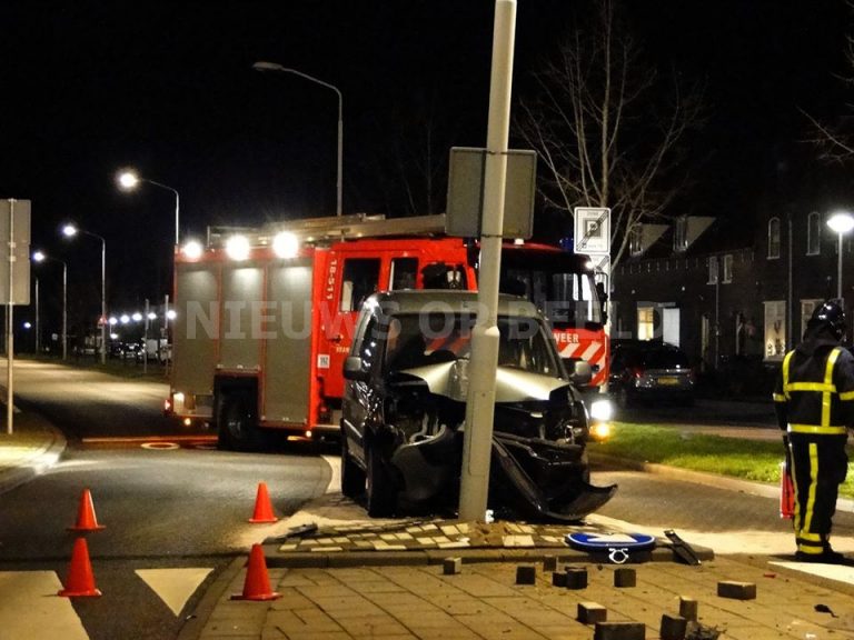 Automobilist klapt frontaal op paal Veerweg Papendrecht