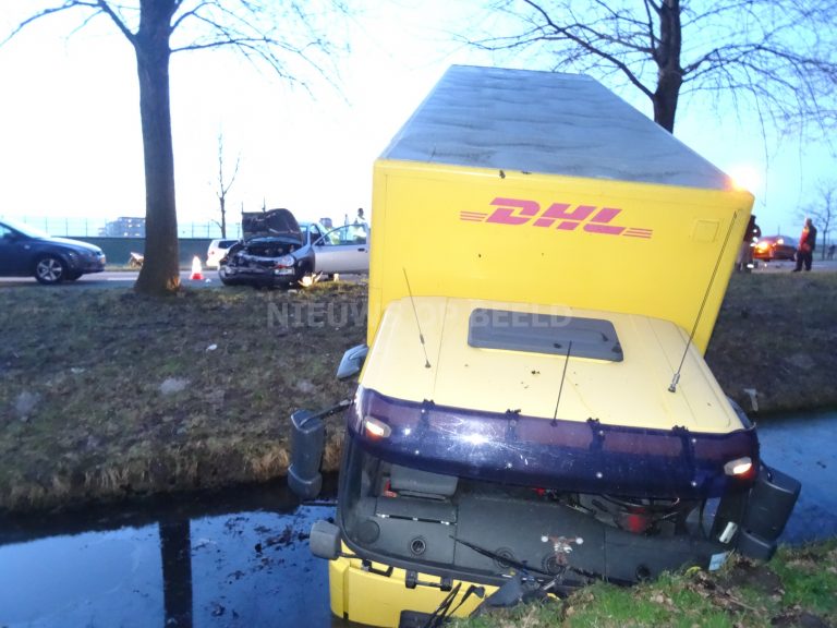 Vrachtwagen belandt in sloot na ongeval met twee auto’s N209 Zoetermeer