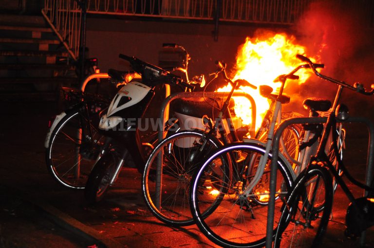 Scooter in brand gestoken door ex Middelharnisstraat Rotterdam