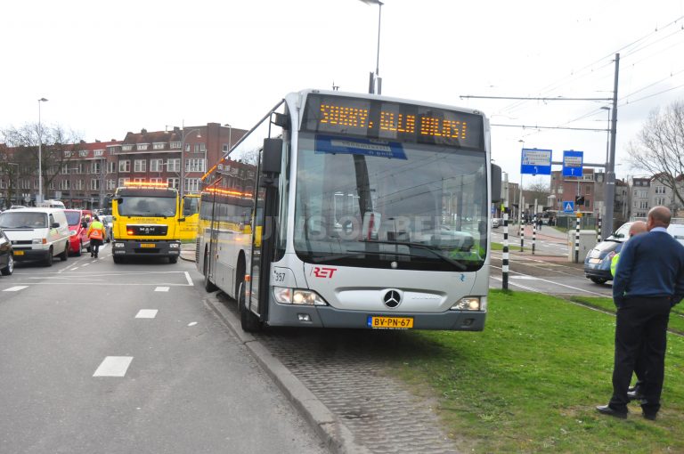 Verkeersdrukte door ongeval met RET-bus 2e Rosestraat Rotterdam