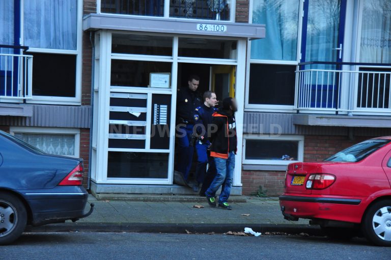 Politie treft inbreker aan onder bed Schere Rotterdam