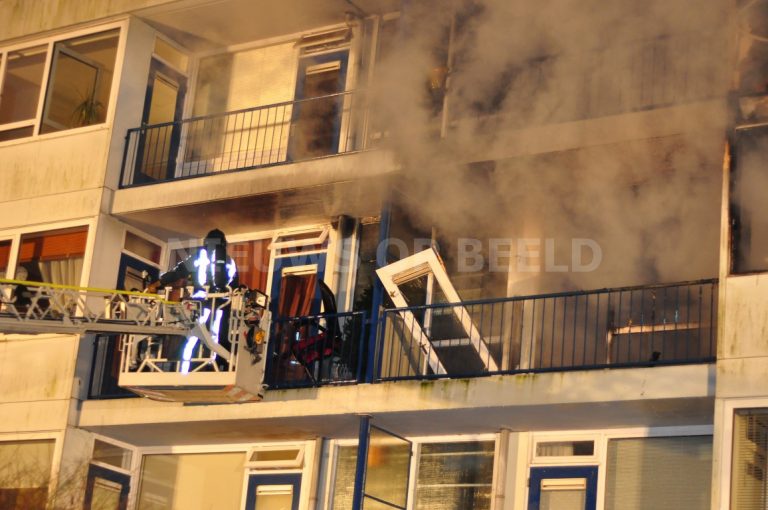 Drie gewonden na explosie en brand in flat Stadhouderslaan Ridderkerk [VIDEO]
