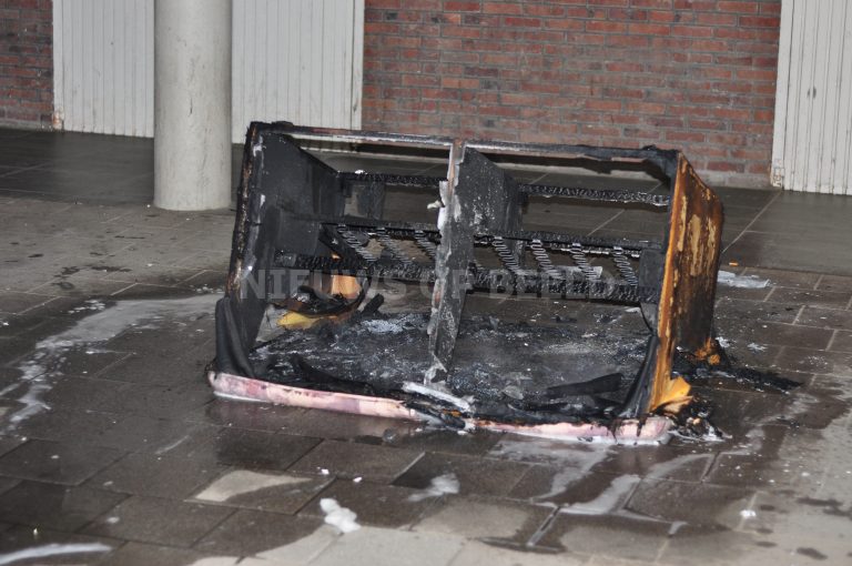 Viertal steekt meubelstuk in brand onder flatgebouw Stellendamstraat Rotterdam