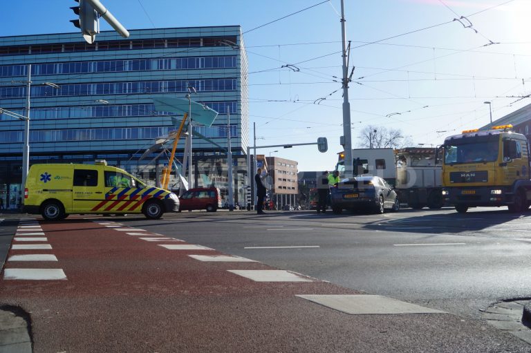 Automobilist lichtgewond na eenzijdig ongeval Vasteland Rotterdam