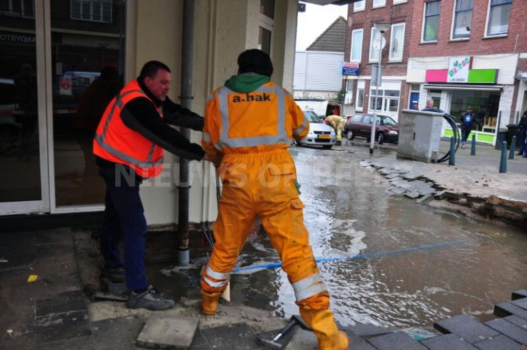 Gesprongen waterleiding zorgt voor ondergelopen straten Meerdervoortstraat Rotterdam