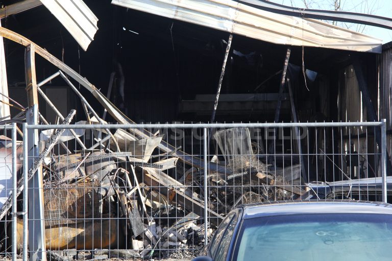 Schade bedrijfspand enorm na grote brand Gotzenhainsingel Bleiswijk