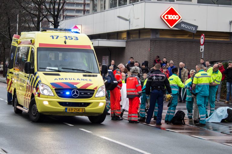 Man loopt flinke hoofdwond op na ongelukkige val met fiets Amalia van Solmslaan Vlaardingen