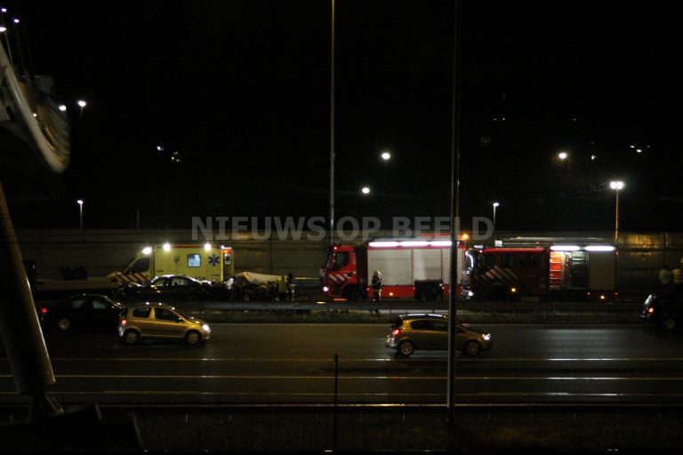 A12 richting Den Haag afgesloten na kettingbotsing