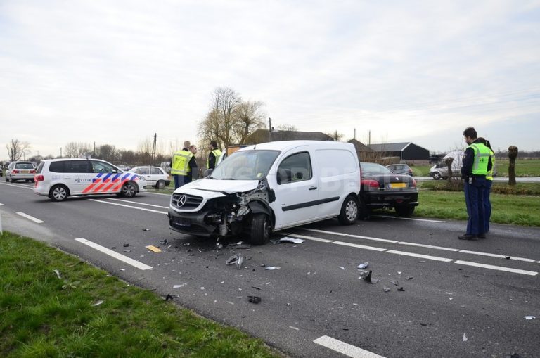 Bestuurder gewond na aanrijding met vier voertuigen Goudseweg Stolwijk