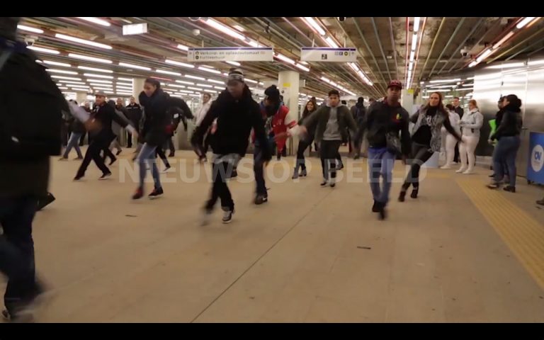 Flashmob in metrostation Rotterdam [VIDEO]