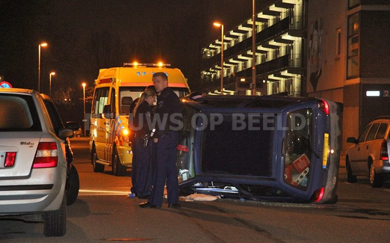 Auto beland op zijkant na éénzijdig ongeval Huniadijk Rotterdam