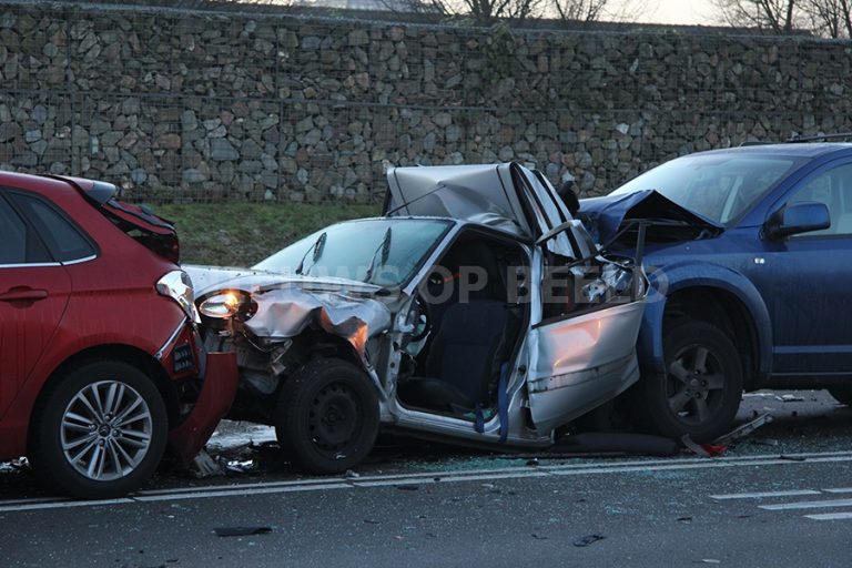 Auto geplet na aanrijding bestuurder gewond Abram van Rijckevorselweg Capelle aan den IJssel [VIDEO]