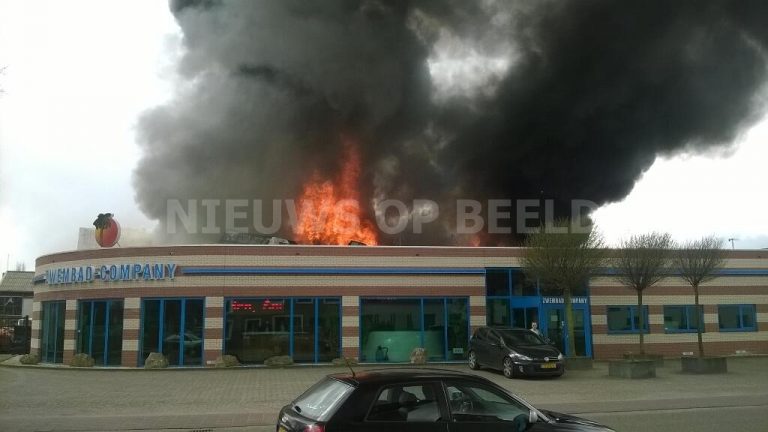 Zeer grote brand bij zwembadcompany Nieuwhuisweg Venray GRIP 2