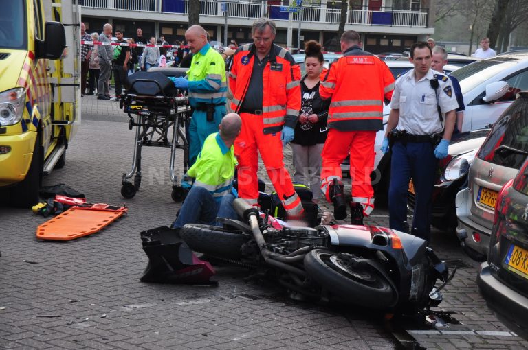Motorrijder trekt gas open en knalt tegen auto Binkhorst Rotterdam