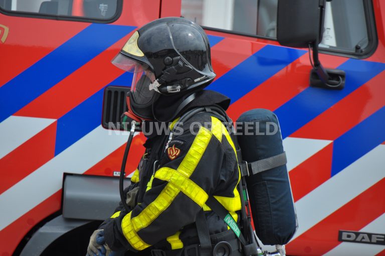 Brandweerman gewond bij brand in tapijtwinkel Mijlweg Dordrecht