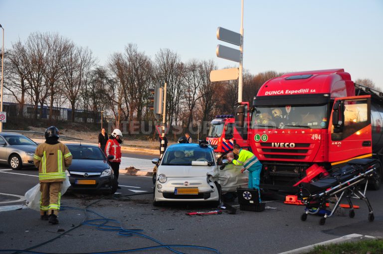 Vrouw bekneld na ongeval met vrachtwagen Groene Kruisweg Rotterdam